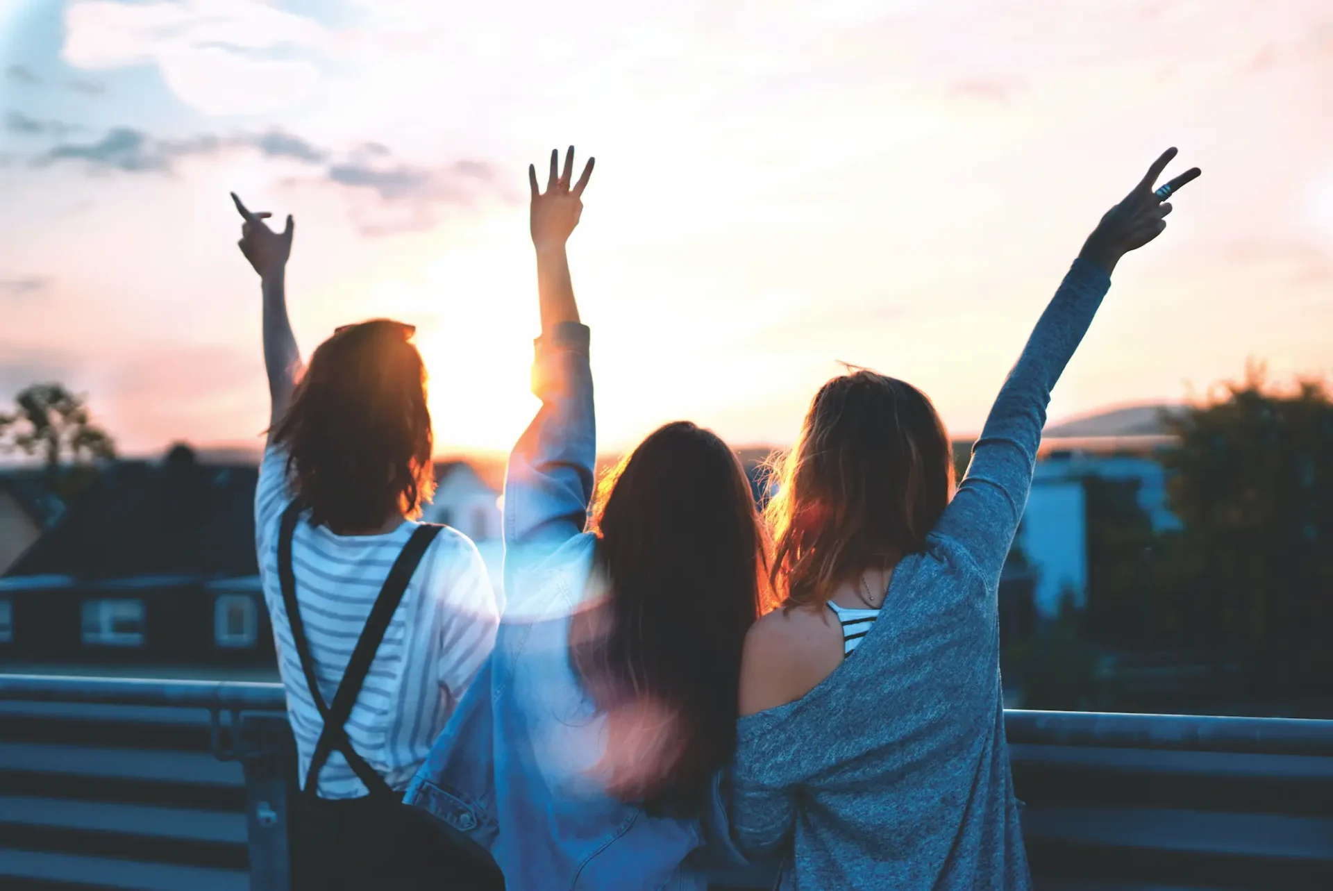 3 friends enjoying the dawn